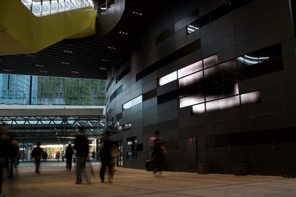 《Flowing Air》が展示されている渋谷ストリームの通路。Photo: Kyohei Mouri (Rhizomatiks/AbstractEngine)