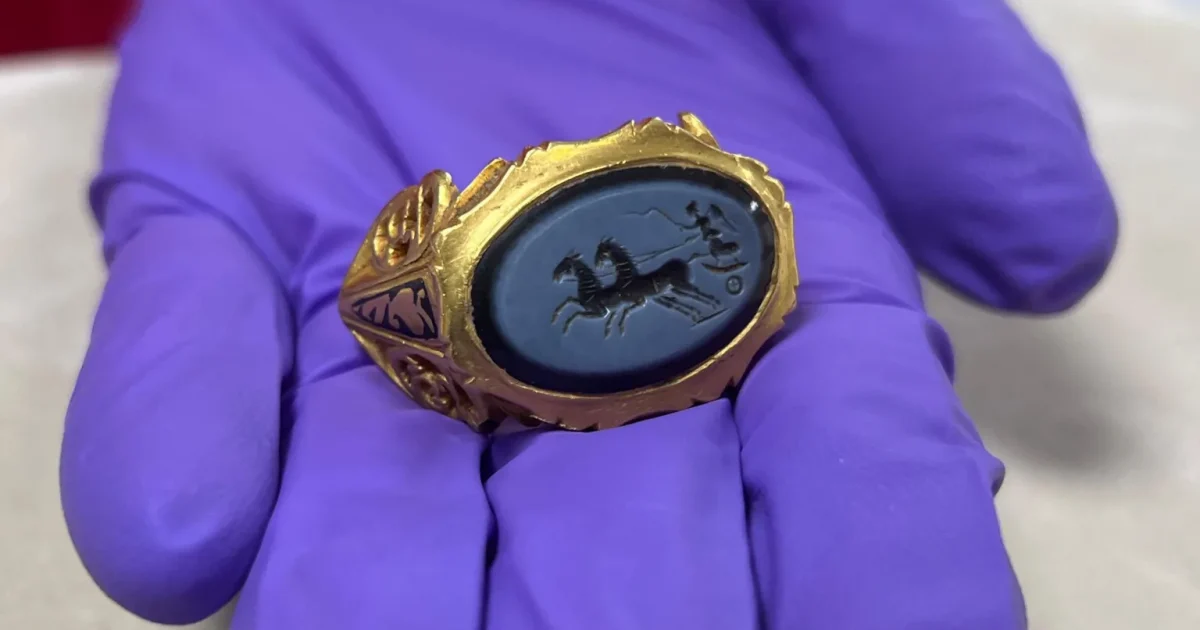 【詳細不明】古代　ギリシア・ローマ・メダル トラック運転手が畑で発見、古代ローマの金の指輪が博物館へ──発見者