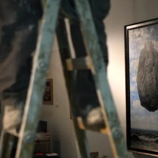 少年が松ぼっくりでマグリット名作に穴──鑑賞体験重視でガラスケース