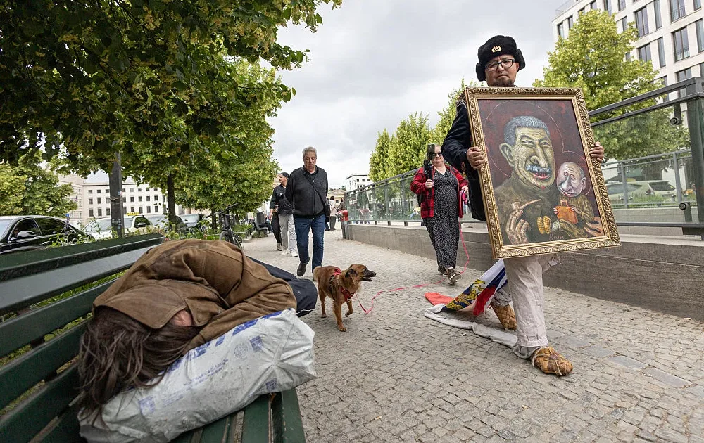 海外でも活躍された画家の遺作 プーチン風刺で知られるロシア人アーティストが射殺。死亡数時間前に