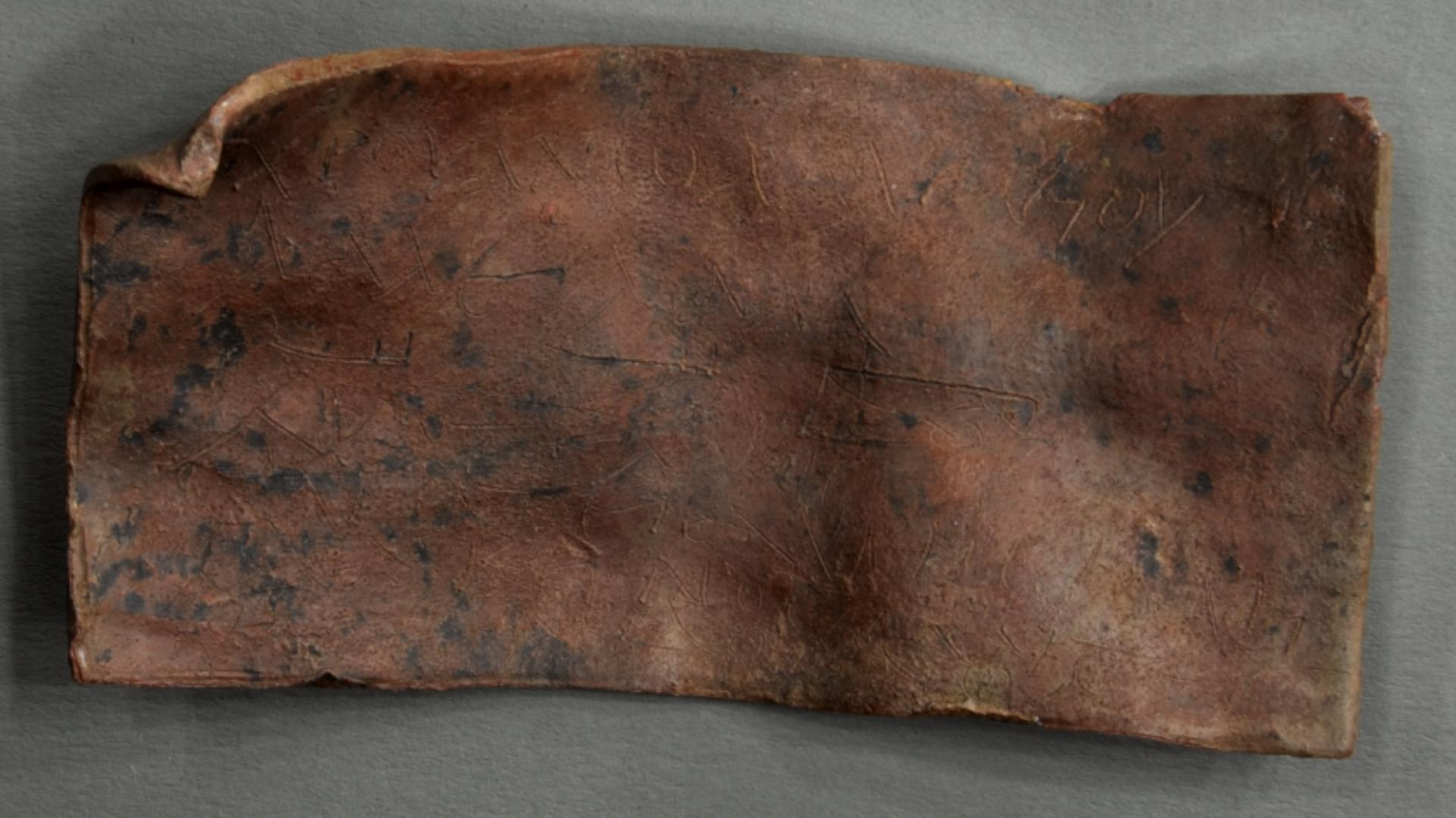 オランダで解読された呪詛板。Photo: Elke Fuchs/Institute for Papyrology/Heidelberg University