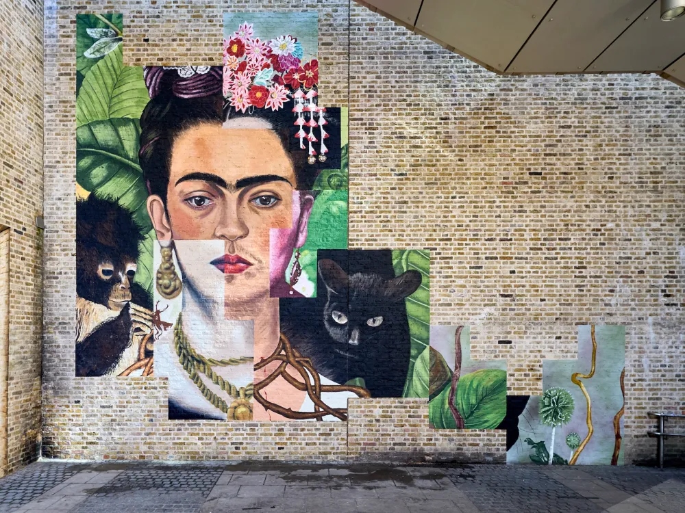 ロンドンのブラックフライアーズ駅近く、テムズ・パスに掲出された、テート・モダンの展覧会「Frida: The Making of an Icon」の広告。Photo: Kevin Lake, courtesy Tate Modern