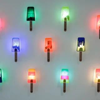 ビクター・“Marka27”・キニョネス《I.C.E. SCREAM》（2024） Photo: Tim Correira/Courtesy Boston University Art Galleries