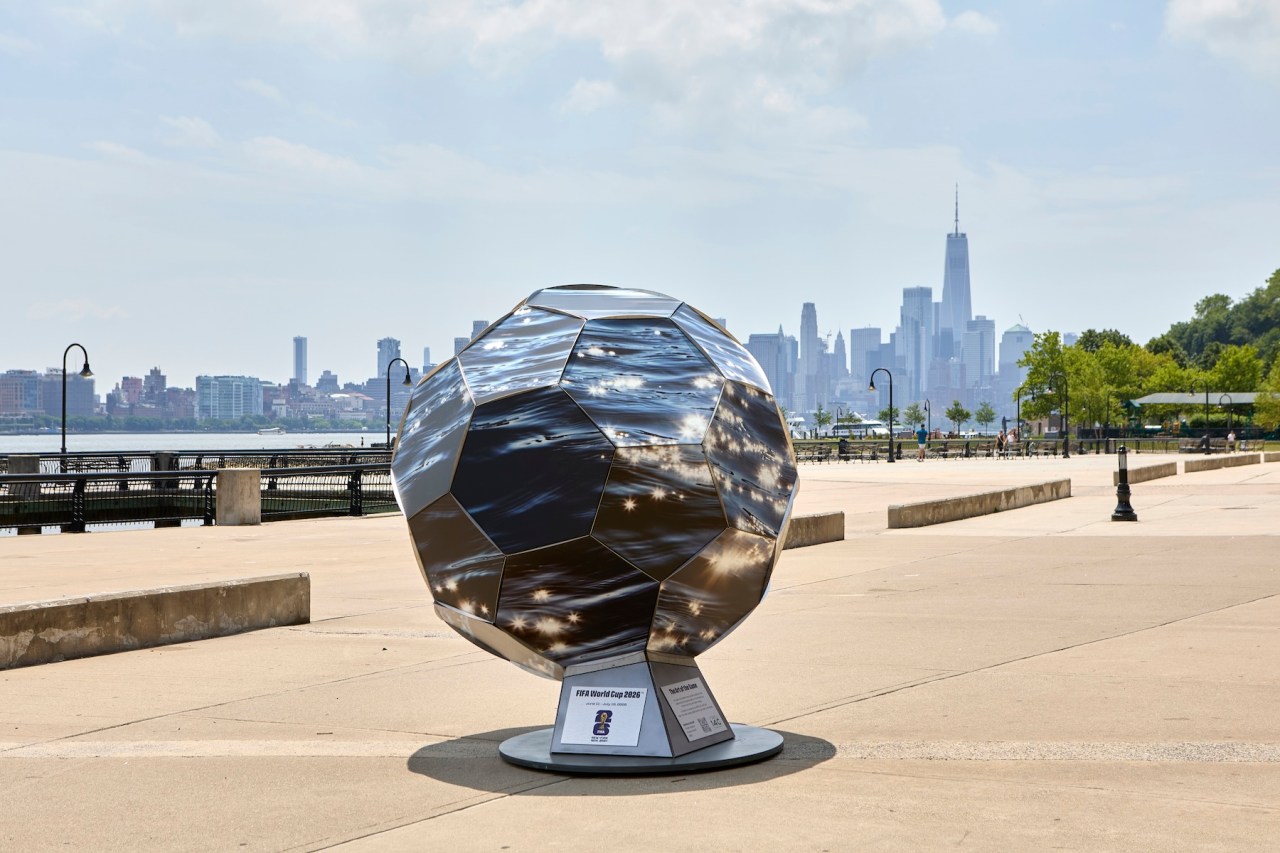 メリッサ・マギル《These Waters (Hudson River)》（2026）、ニューヨークとニュージャージーで開催中の「The Art of the Game」展にて（9月7日まで）。Photo: Artwork copyright © Melissa McGill. Photo: Megan Maloy for ARTS 14C