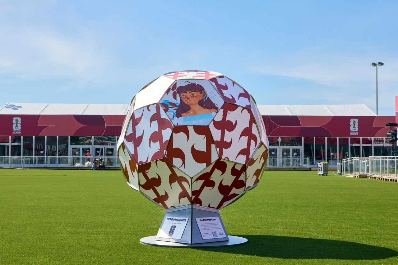 ボニー・ラミレス《Flora of Communication》（2026）、ニューヨークとニュージャージーで開催中の「The Art of the Game」展にて（9月7日まで）。Photo: Artwork copyright © Bony Ramirez @bonyramirezz. Photo: Megan Maloy for ARTS 14C