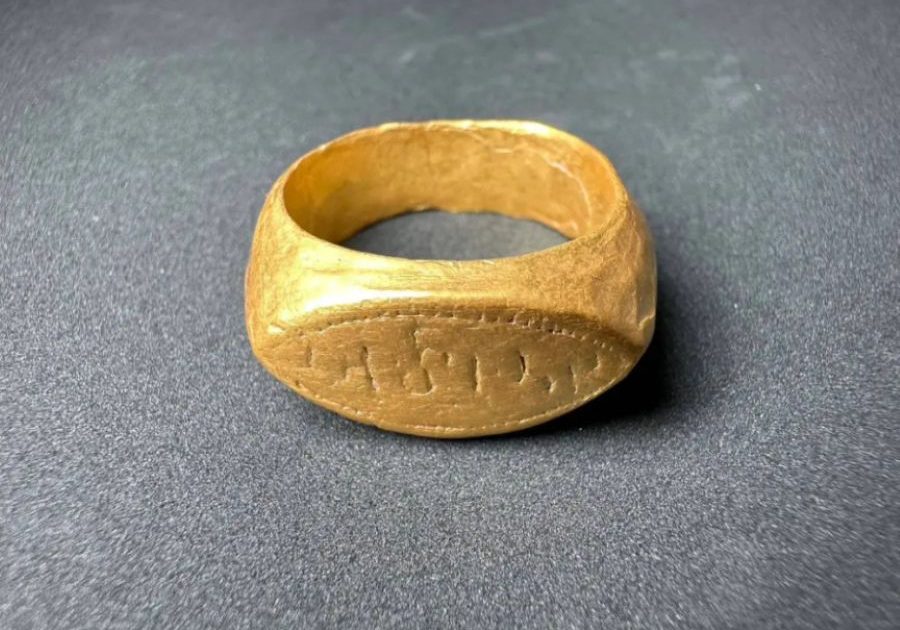 縁起の良い言葉を刻んだ黄金の指輪がタイで出土──商人階級の人物の