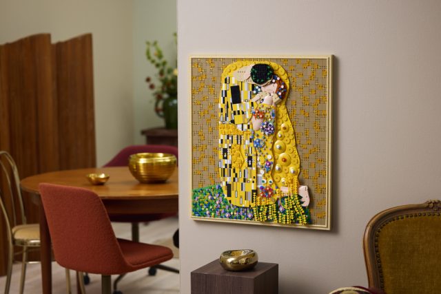 レゴでクリムト傑作《接吻》を立体的に再現！ 絵画シリーズ最大級の