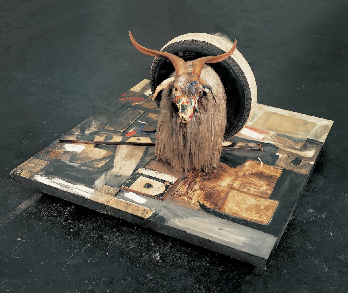 ロバート・ラウシェンバーグ《Monogram》（1955-59）　Photo: Collection of the Moderna Museet, Stockholm. Digital image courtesy of the Robert Rauschenberg Foundation. Artwork copyright © Robert Rauschenberg Foundation/Artists Rights Society (ARS) New York