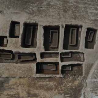 パスタ工場の下から2500年前の墓地が出現──豪華な副葬品が物語る