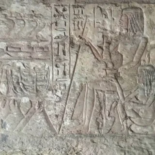エジプトで約3500年前の岩窟墓を発見。ヒエログリフが明かす高官と家族