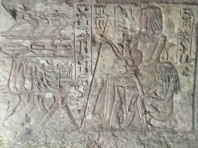 エジプトで約3500年前の岩窟墓を発見。ヒエログリフが明かす高官と家族