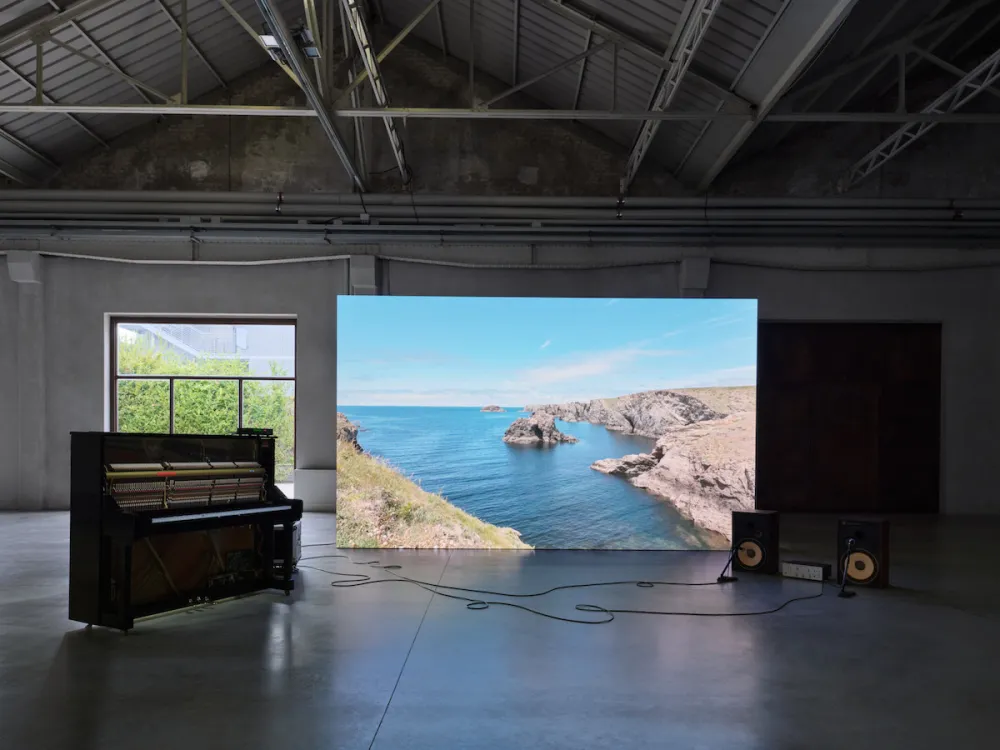 《Piano Solo: Belle-Île》（2024）では、海の音に合わせてピアノが自動で演奏される。Photo: Agostino Osio/Courtesy the artist and Pirelli HangarBicocca, Milan