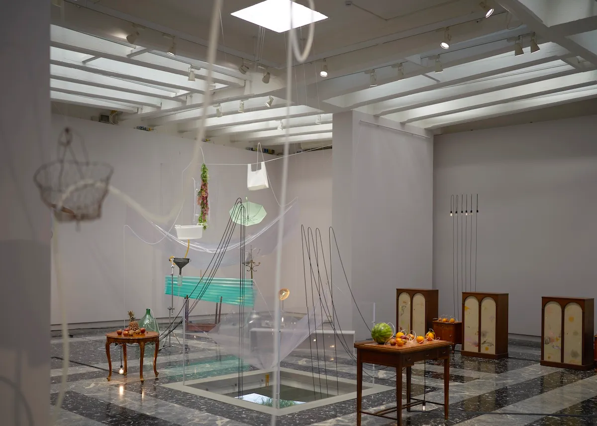 第60回ヴェネチア・ビエンナーレ日本館の展示風景。会場内には園地で調達された古道具や果物が並べられた。Photo: kugeyasuhide/Courtesy the artist, Project Fulfill Art Space, mother’s tankstation, Yutaka Kikutake Gallery, and Tanya Bonakdar Gallery