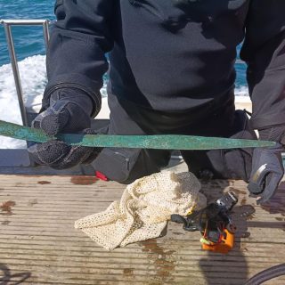 イギリスの保護指定難破船遺跡から発見された青銅器時代の剣。Photo: via Facebook/South West Maritime Archaeological Group