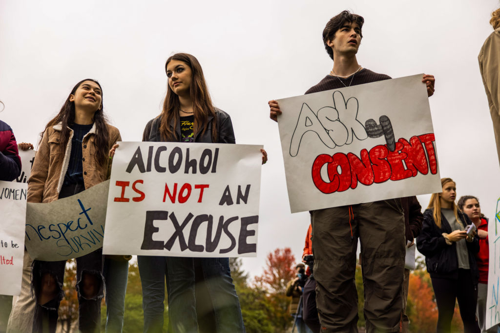 性暴力に反対する集会でプラカードを掲げる学生たち。Photo: Jeremy Hogan/SOPA Images/LightRocket via Getty Images