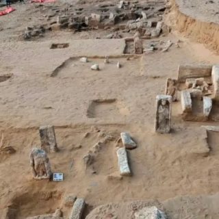 神獣グリフィンや女神イシスの図像が墓碑に共存──古代の異文化交流を