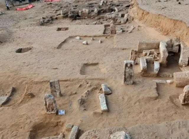 神獣グリフィンや女神イシスの図像が墓碑に共存──古代の異文化交流を