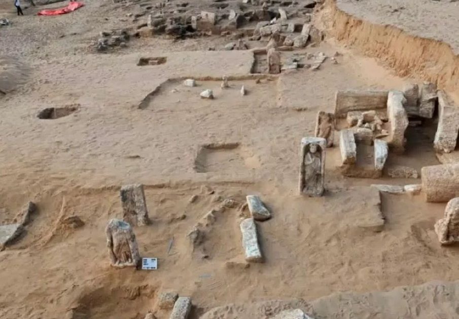 神獣グリフィンや女神イシスの図像が墓碑に共存──古代の異文化交流を
