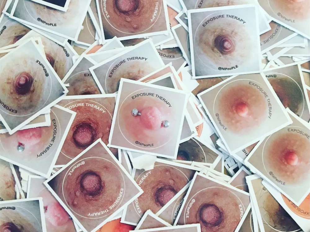 エマ・シャピロによるプロジェクト「Exposure Therapy」の一環として作られたステッカー。Photo: Courtesy of the Artist