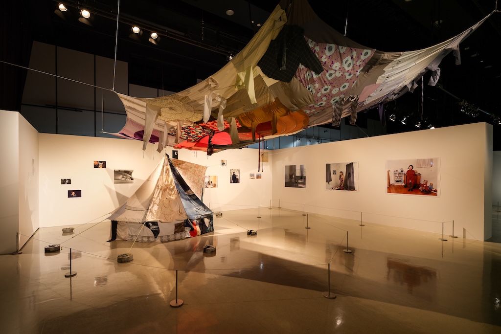 「まなざしの奇跡 日本女性写真家の冒険」展示風景。Photo: Yuya Furukawa