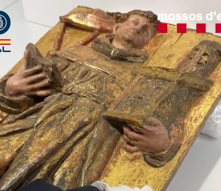 盗難から16年、ルネサンス期の木彫が修道院へ帰還──蚤の市や