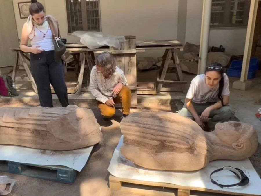 古代ローマ時代の道路下から「若い男性像」が出土。うつ伏せ状態が幸いし、保存状態は良好