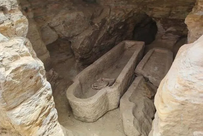 発見された墓の1つ。Photo: Ministry of Tourism and Antiquities