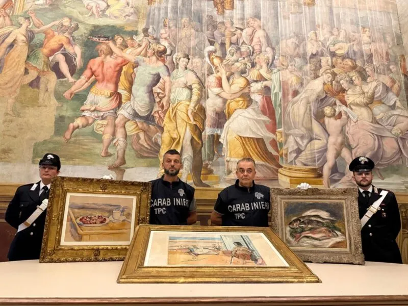 回収された3作品とイタリア憲兵隊。Photo: Courtesy of Italian Carabinieri