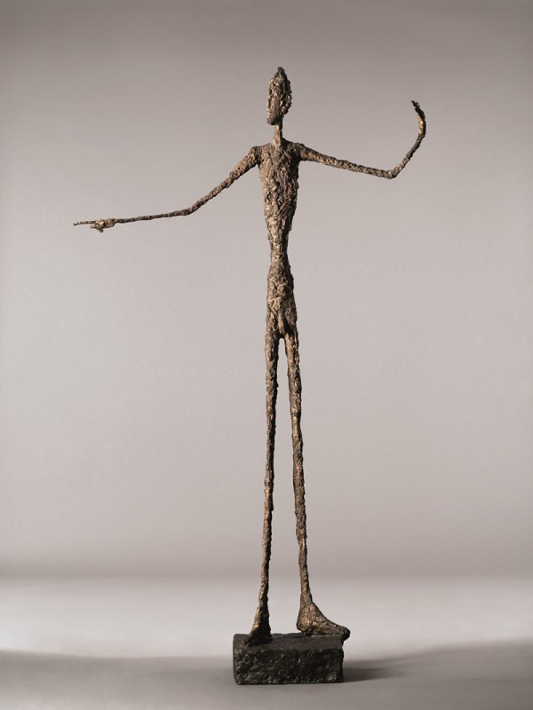 アルベルト・ジャコメッティ《L’Homme au doigt》（1947）　Photo: Digital image copyright © Christie’s Images Ltd. Artwork copyright © Succession Alberto Giacometti/Artists Rights Society (ARS), New York 2025