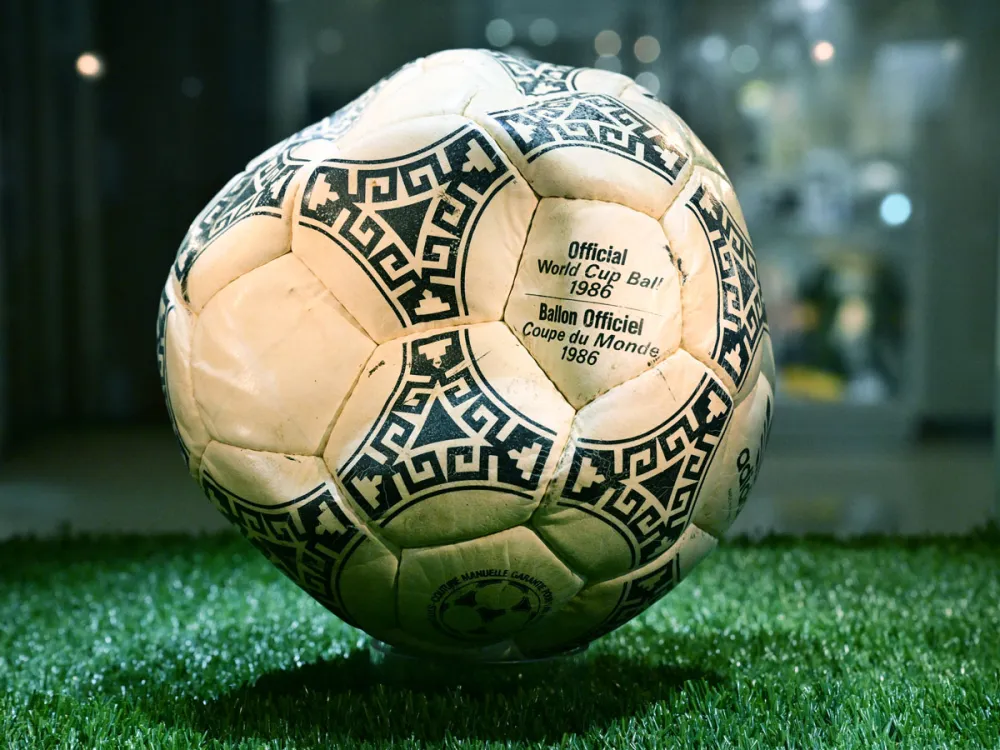 「1986 FIFAワールドカップ」のイングランド対アルゼンチン戦で使用された試合球。Photo: Frederic J. Brown/AFP via Getty Images
