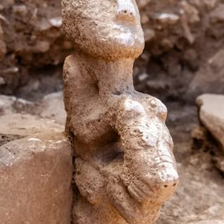 1万1000年前の「ヒョウに乗る人物像」──人と獣が逆転した類例のない