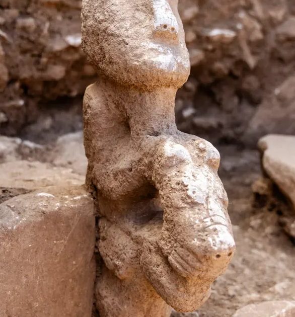 南米・メキシコ・ペルー？　石彫人形 1万1000年前の「ヒョウに乗る人物像」──人と獣が逆転した類例のない