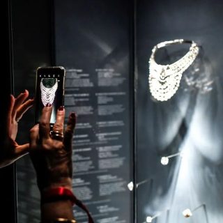 ヴァン クリーフ＆アーペルの6億円超ネックレスを強奪──開館中の