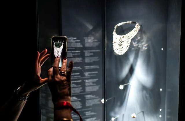 ヴァン クリーフ＆アーペルの6億円超ネックレスを強奪──開館中の