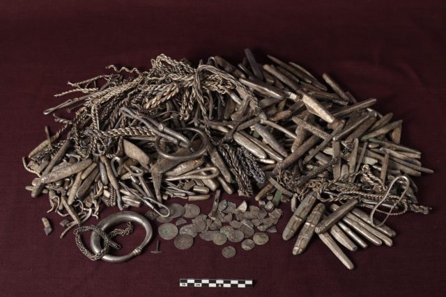 庭作業の開始から30分、バイキング時代の銀財宝約700点が出土