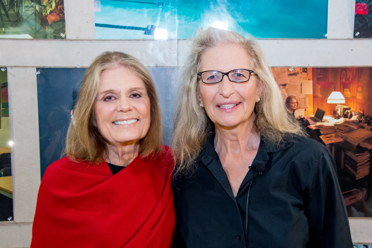 ニューヨークで開催されたアニー・リーボヴィッツ展「Women: New Portraits」のオープニングに出席したスタイネム（左）とリーボヴィッツ（右）。Photo: Getty Images