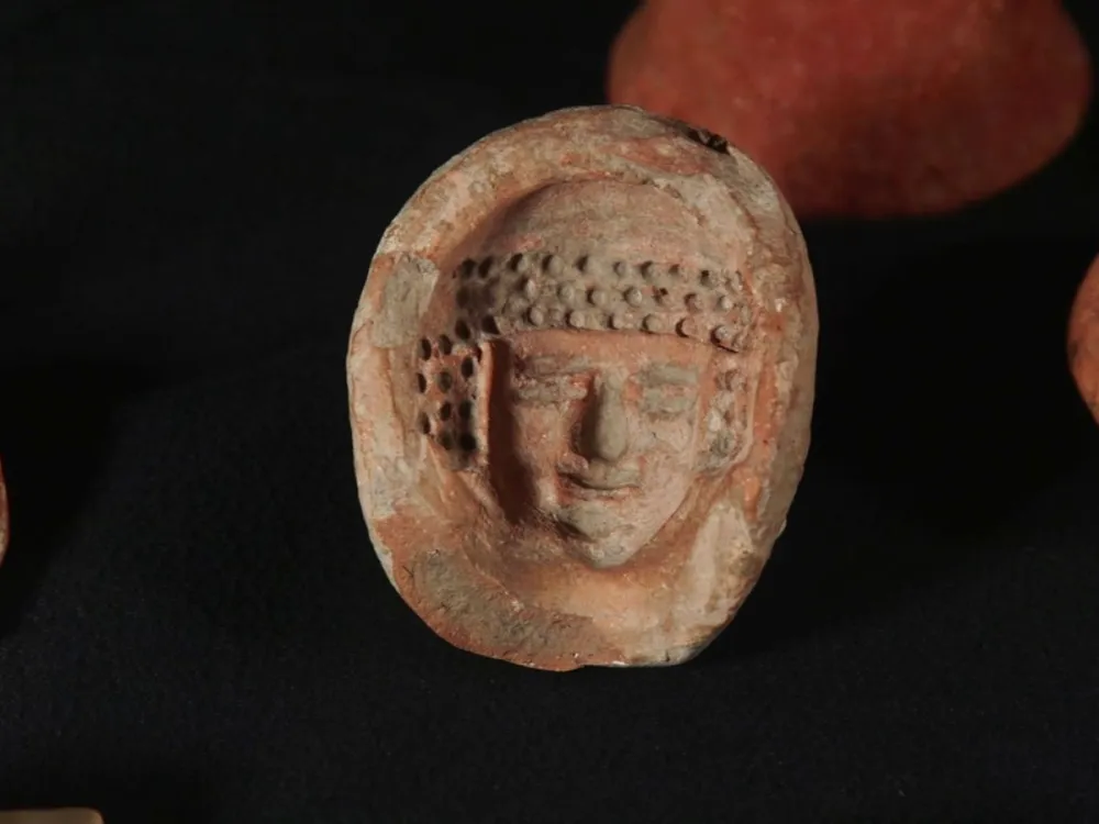 エルサレム歴史博物館の敷地内で発見された人形の型。Photo: Emil Aladjem/Courtesy Israel Antiquities Authority