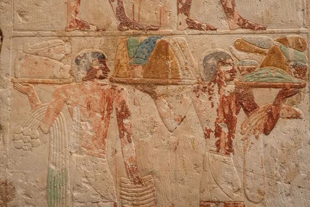 4500年前の古代エジプト高官の墓から鮮やかな彩色装飾が出土──農作業