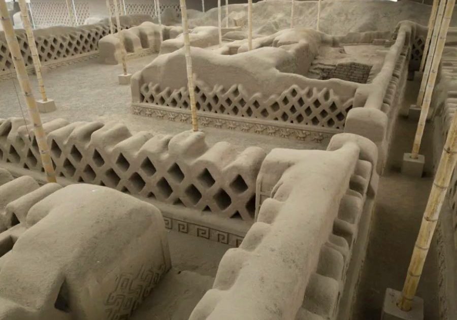 ペルーでチムー王国の「ほぼ完全な墓」を発見。盗掘を免れ、38人以上の