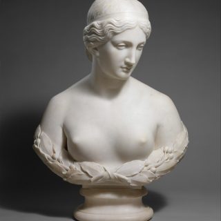 地衣類に覆われ庭に70年──「アメリカ初の職業女性彫刻家」の希少作を