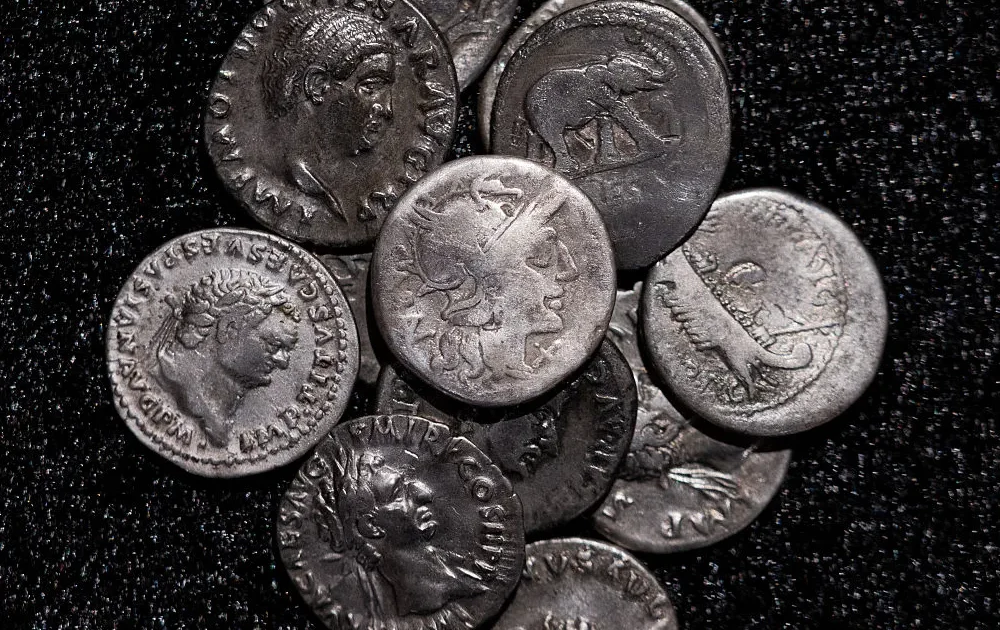 金属探知機愛好家、ドイツの畑で「兵士の貯金6年分」の古代銀貨934枚を