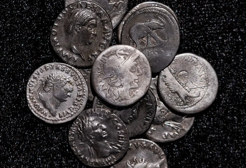 金属探知機愛好家、ドイツの畑で「兵士の貯金6年分」の古代銀貨934枚を発見