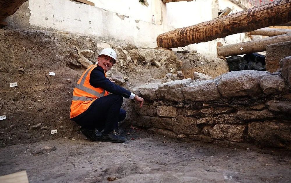 リュテスの偉大な記念碑 - パリ初の都市計画、ノートルダム前庭の地下遺跡クリプテ パリ発祥の地」論争が決着？ ノートルダム大聖堂のそばで2000年前の壁