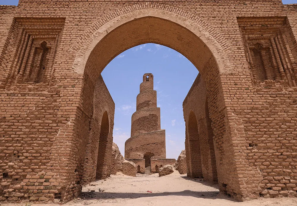 サーマッラー近郊にある古代アブ・ドゥラフ・モスクの螺旋状のミナレット。Photo: AHMAD AL-RUBAYE / AFP via Getty Images