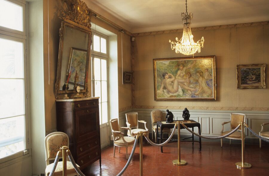 盗まれたルノワールの絵画を「住宅の壁の裏」で発見。6人が逮捕、カンバスには裂け目も