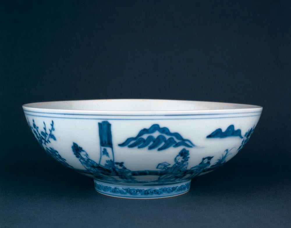 約300年前の中国磁器が「謎の落下」──大英博物館の無人展示室で2点が破損