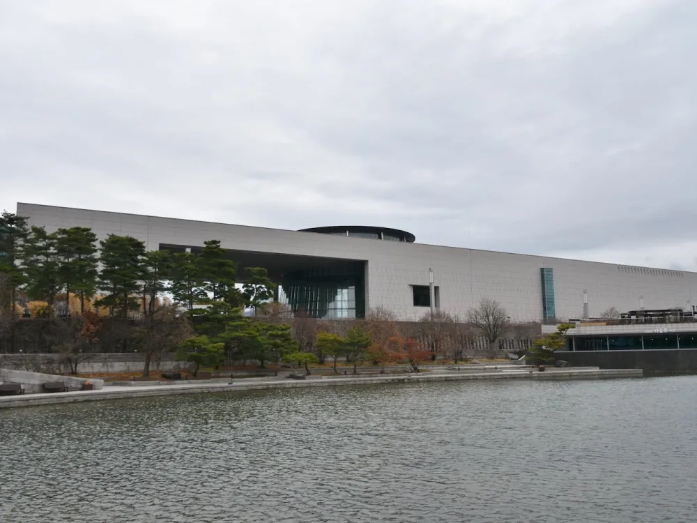 韓国国立中央博物館の外観。Photo: Wikimedia Commons